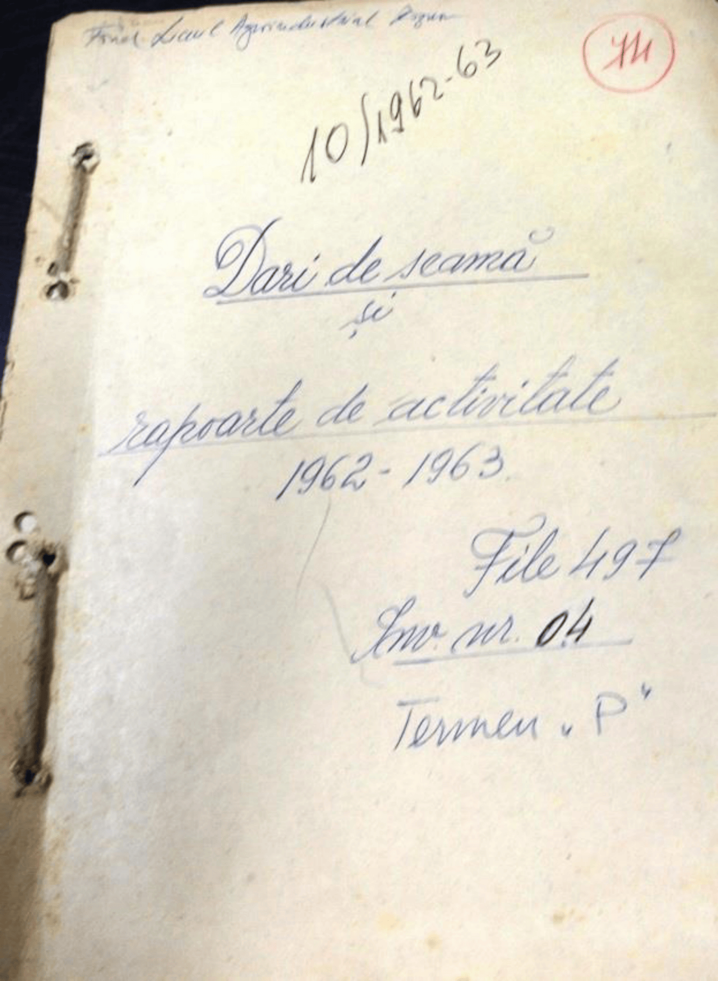 Facsimilul copertei dosarului cu rapoarte școlare din Roznov pentru perioada 1962–1963.